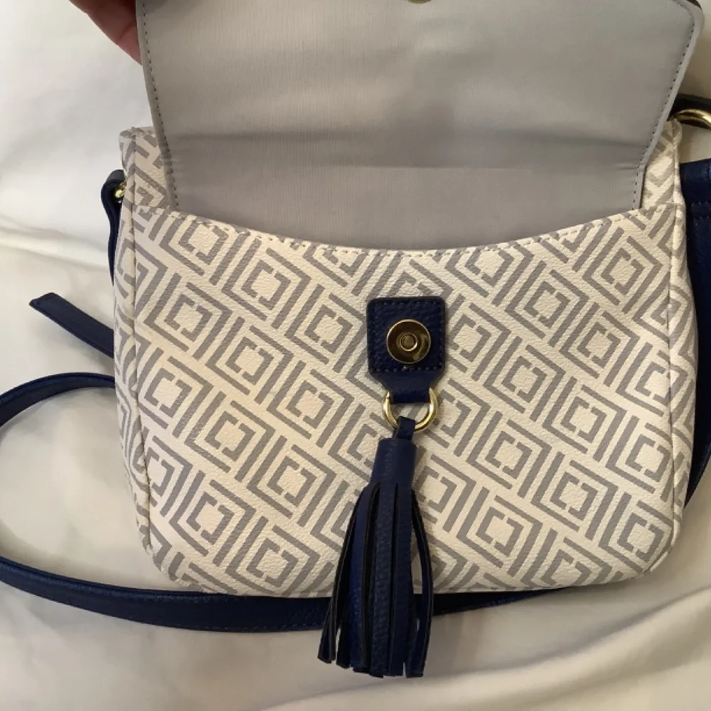 EUC Liz‎ Claiborne navy white crossbody bag
